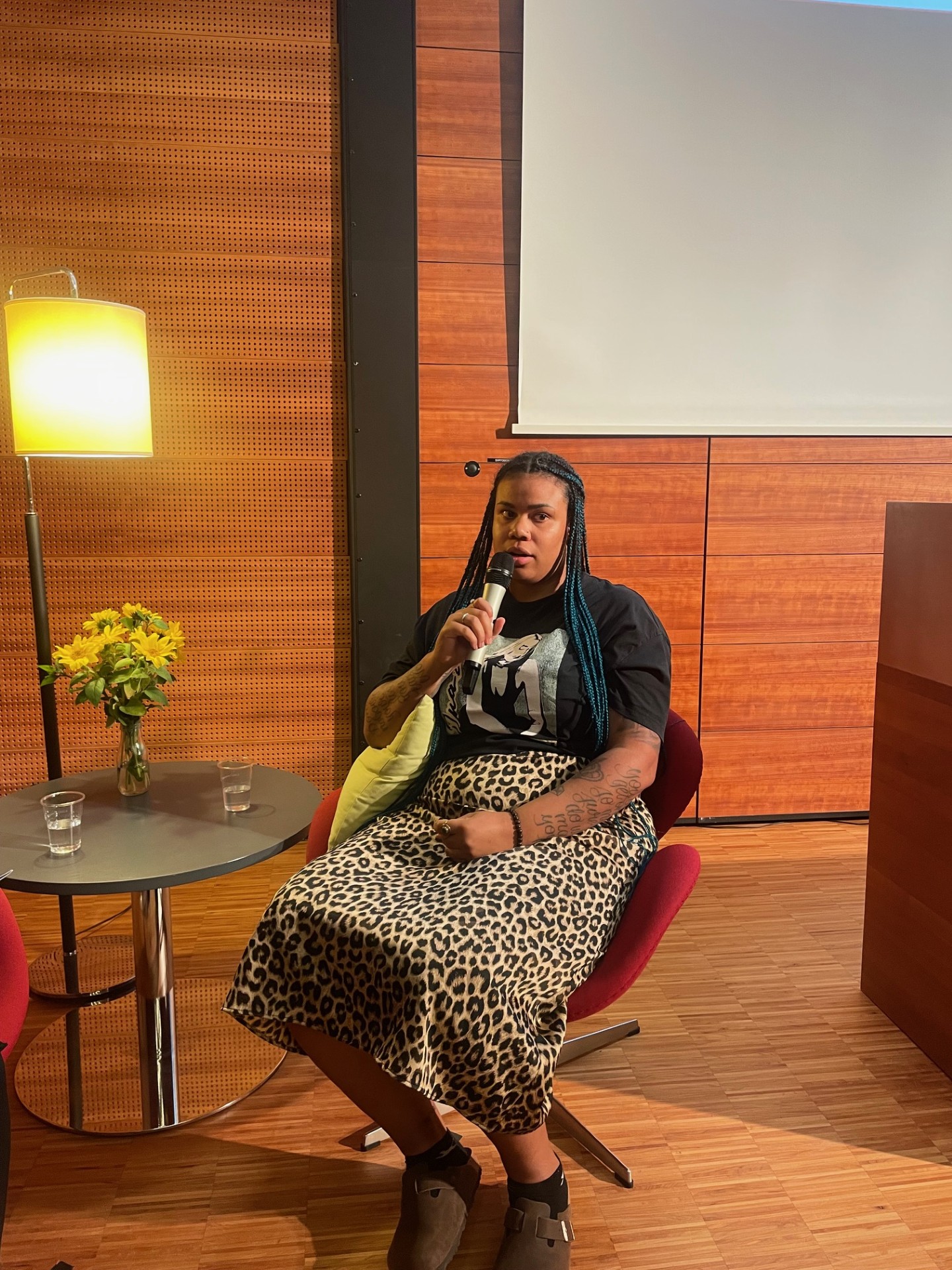 Amina puhumassa TraumaTaito seminaarissa