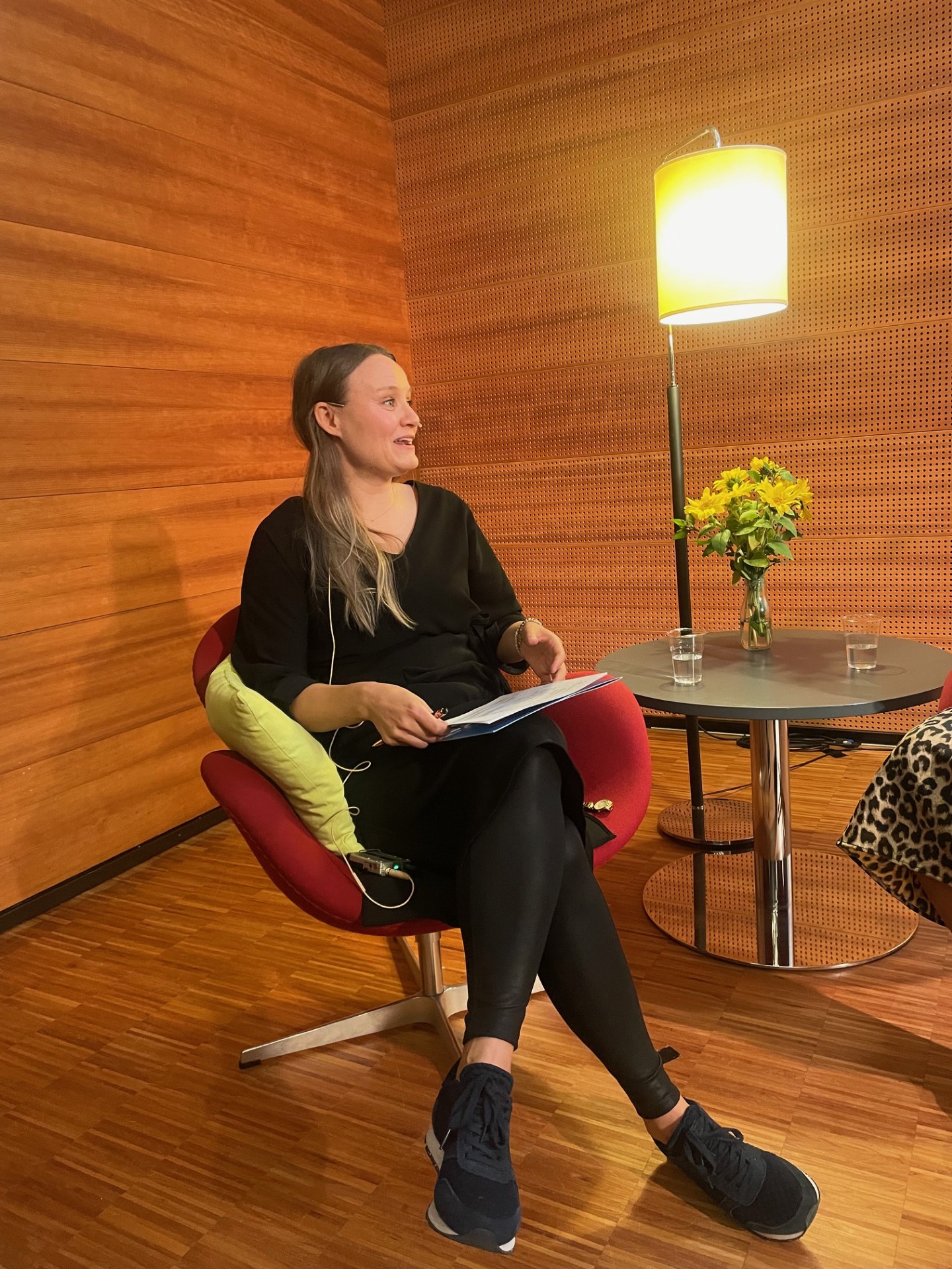 Katri Kärkkäinen TraumaTaito seminaarissa keskustelmassa turvallisesta kohtaamisesta