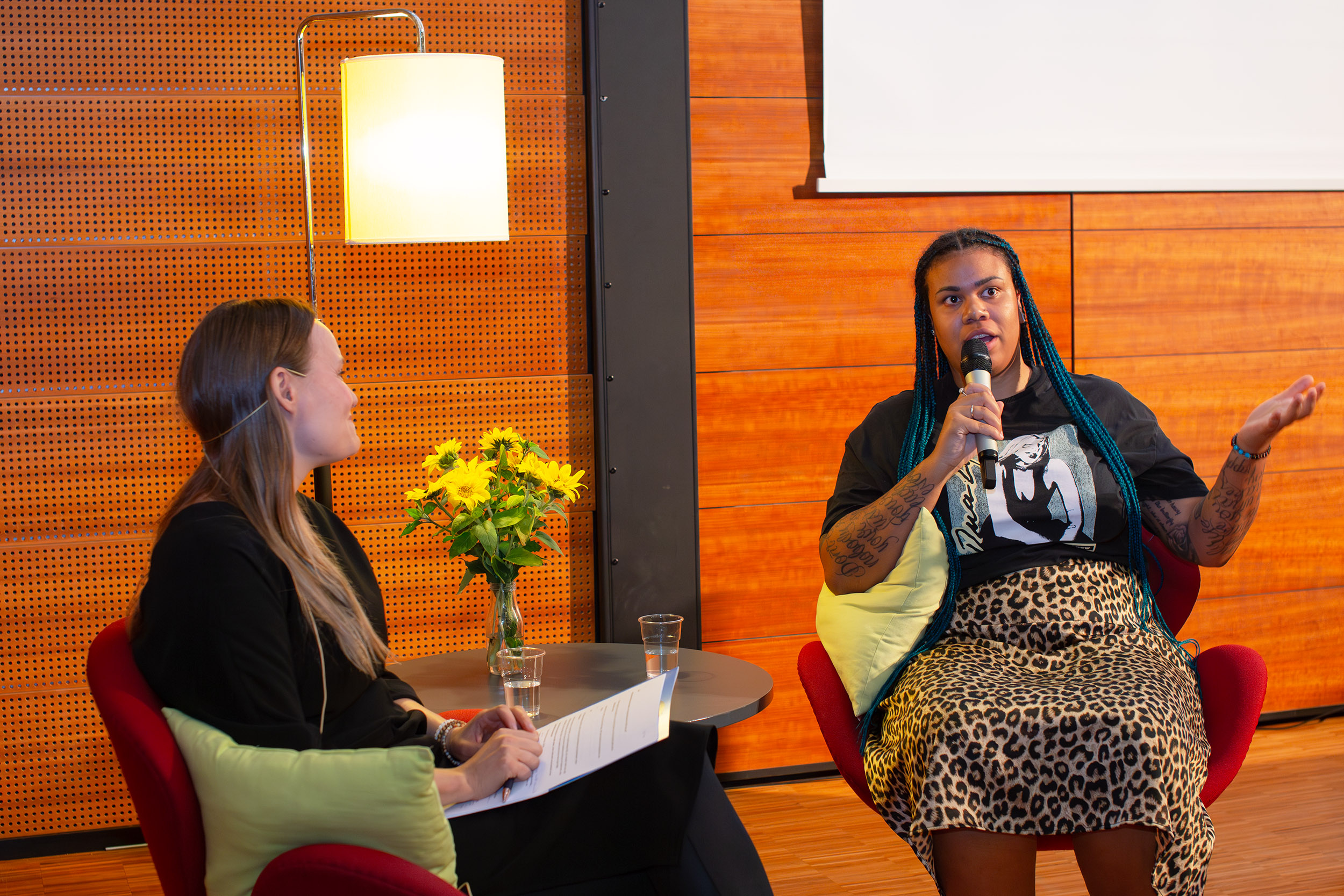 Asiantuntija Katri Kärkkäinen Laureasta ja lastensuojelun kokemusasiantuntija Amina keskustelevat TraumaTaitoseminaarissa.