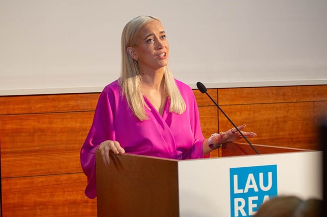 Sofia Virta puhumassa TraumaTaito Seminaarissa Laureassa