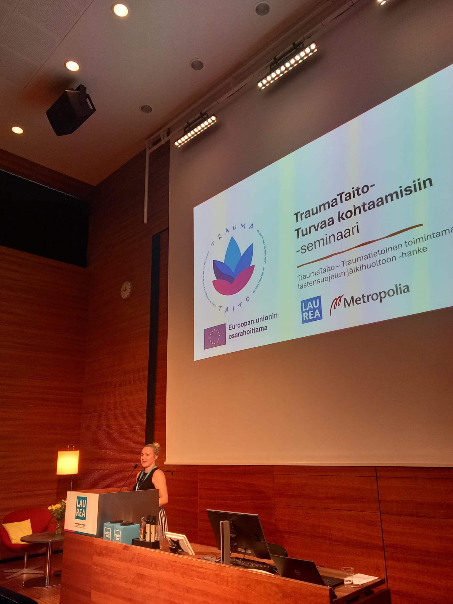 Kuvassa aloitellaan Turvaa kohtaamisiin seminaaria