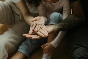 Kädet käsien päällä